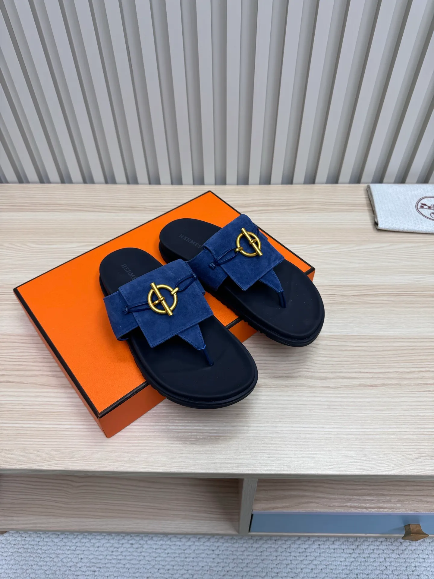 👟👟Ex-factory price 502👟👟Hermes🐎The extremely popular couple’s slippers/the latest hardware buckle sandals and slippers, paired with various colorful socks, so trendy!  ———————— Upper: imported cowhide/sheep leather/cloth/palmprint leather lining: imported cowhide/sheepskin outsole: Tpu non-slip and wear-resistant outsole Female size: 35-42 (40.41.42 non-returnable and non-exchangeable) Male code: 39-45 (45 non-returnable and non-exchangeable)